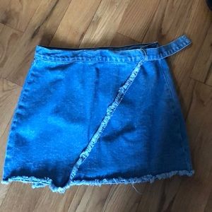 Kendall and Kylie mini skirt!